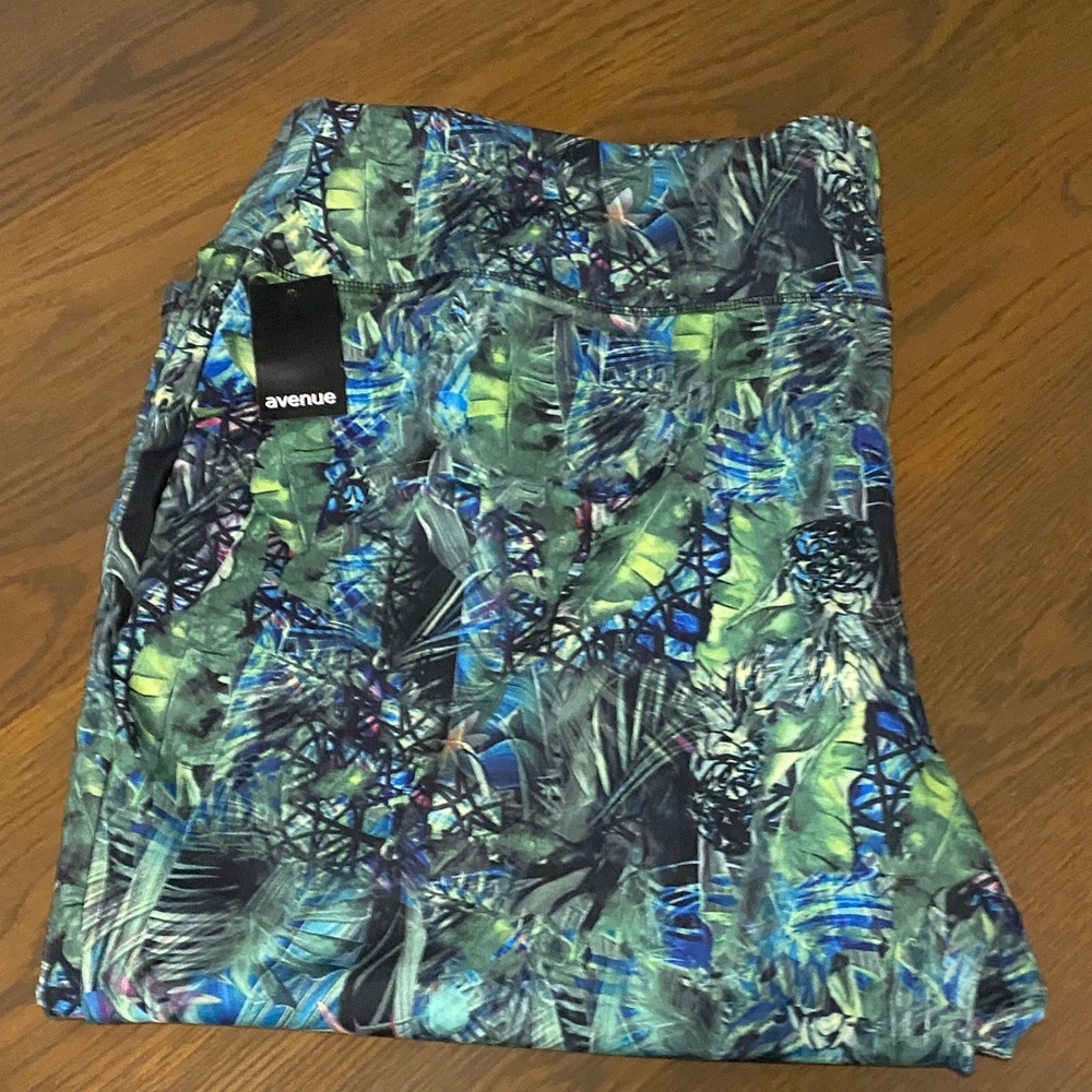Avenue Multicolor Tropical Print Capri active wear pants